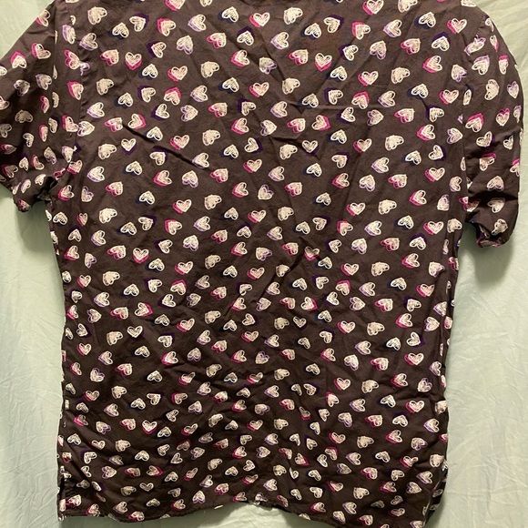 Heart print Zoe +chloe scrub top. Size Medium - Picture 4 of 4